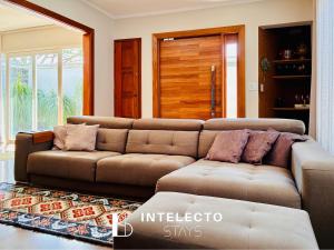 a living room with a couch and a table at Vista Top - Casa prox centro 3Qts c/ churrasqueira in Poços de Caldas