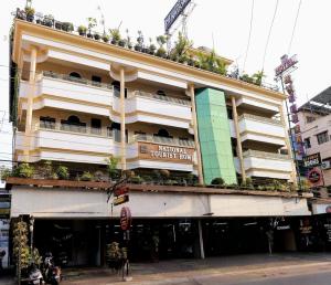 トリチュールにあるHotel National Tourist Homeの側面に植物が植えられた建物