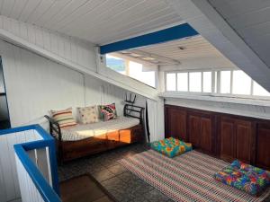 a small room with a bench and a window at Pousada Santa Rita in Paraty