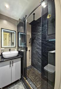 Et badeværelse på Apartments Akash U-tower NRG