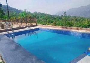 Bazén v ubytování kasauli Countryside inn With Pool by Kasauli Vista nebo v jeho okolí