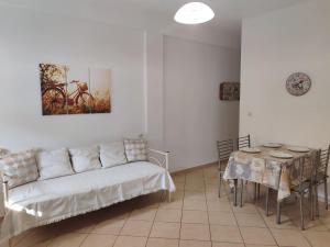 a living room with a couch and a table at Plateia House in Zekros