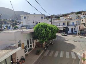 an empty street with a tree on the side of a building at Plateia House in Zekros