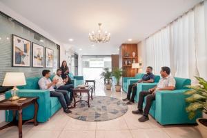 un grupo de personas sentadas en una sala de espera en FabHotel Bliss Residency, en Bhopal