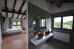 Łóżko lub łóżka w pokoju w obiekcie Arantza Apartamentuak