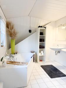 Imagine din galeria proprietății Premium Apartment mit Ofen, Badewanne & Dusche, Parkplatz, ganze Wohnung 