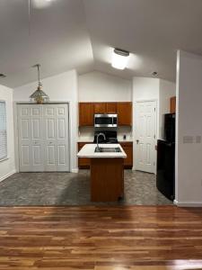 una cocina con fregadero y estufa horno superior en Cozy retreat room, en Charlotte