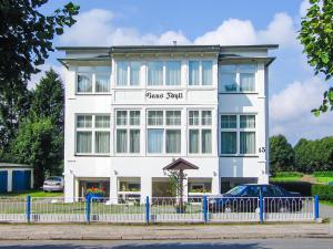 オストゼーバート・ゼリンにあるFerienwohnungen in Sellin D 091.020-25の白い建物