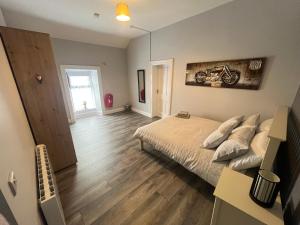 Postel nebo postele na pokoji v ubytování Corner House Accommodation