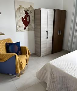 a bedroom with a bed and a cabinet at Cobertura Duplex, PiSCiNA, Churrasqueira e Alegria in Guaratuba