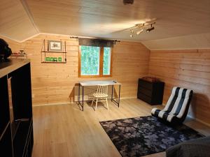 una stanza con un tavolo, una sedia e una finestra di Villa in Lehtikangas a Rovaniemi