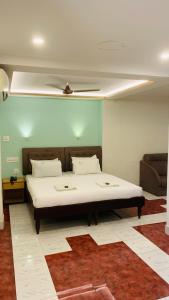 トリチュールにあるHotel National Tourist Homeの部屋の中に大きなベッドがある寝室 +23枚の写真