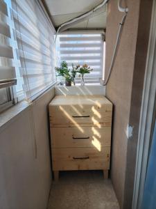 首尔Neovill的带梳妆台、水槽和窗户的浴室