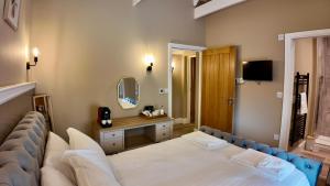 a hotel room with a bed and a mirror at Kil Margh - Rising Sun Inn in Altarnun +5 photos
