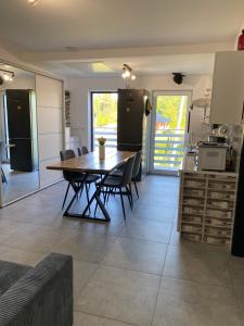 een keuken en eetkamer met een tafel en stoelen bij The Country Stop Apartment in Łęki +34 foto's