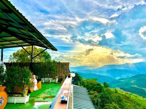 Ban Huai Khaiseafog homestay doichang的山景阳台。