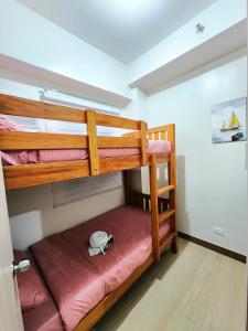 マニラにあるGalel's Comfort Zone 2BR Trees Residences Fairviewの部屋に二段ベッドが2つあり、下段に帽子が置かれている +15枚の写真
