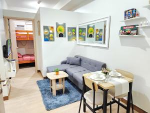 マニラにあるGalel's Comfort Zone 2BR Trees Residences Fairviewのソファとテーブルのあるリビングルーム