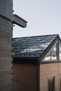 un techo de metal en un garaje en Die Tinys - Tiny Häuser am Attersee, en Nussdorf am Attersee