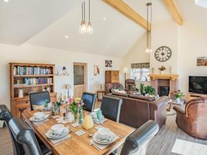Ruang duduk di Lizzie's Cottage