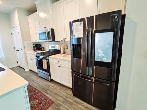 Kuchyň nebo kuchyňský kout v ubytování Minutes from Fenton, WakeMed, UNC Rex, RDU, RTP & Downtown