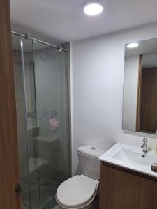a bathroom with a shower and a toilet and a sink at Dosquebradas apartamento lux in Dosquebradas +7 photos