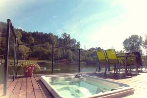 The swimming pool at or close to Waterside Houses