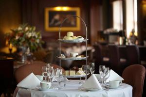 uma mesa com uma bandeja de comida em cima em Sir Stamford Circular Quay em Sidney