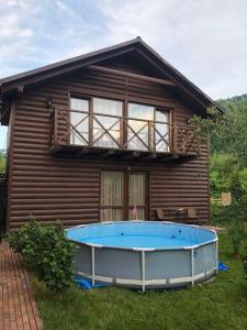 ein Haus mit einem Pool davor in der Unterkunft Brendushka in Rachiw + 2 Fotos