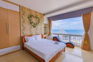 a bedroom with a bed and a view of the ocean at Căn hộ Oasky 3 Phòng Ngủ 2WC Giá Rẻ Sát Tháp Tam Thắng Bãi Sau Vũng Tàu in Vung Tau +27 photos