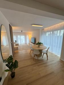 RednitzhembachRednitz Luxus House的带桌子的客厅和餐厅