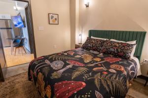 Ένα ή περισσότερα κρεβάτια σε δωμάτιο στο Excellent 2BR Apartment Uptown