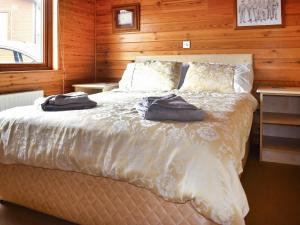 ein Schlafzimmer mit einem Bett mit zwei Handtüchern darauf in der Unterkunft The Dragons Den in Ilfracombe