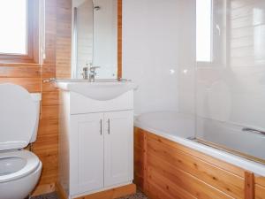 ein Badezimmer mit Waschbecken, Badewanne und Toilette in der Unterkunft The Dragons Den in Ilfracombe