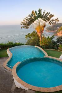 モロ・デ・サンパウロにあるMAR DÁ LIBERDADE com Postal do Farolの海が見えるプール