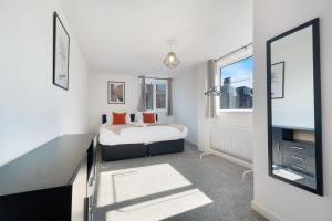 Ένα ή περισσότερα κρεβάτια σε δωμάτιο στο Large Spacious Home, Free Parking, 8 bedrooms, sleeps 14