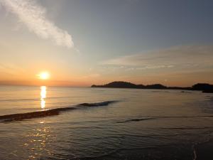 Photo de la galerie de l'établissement Mersing Chalet Teluk Sisek, à Kampong Sisek 4 autres photos