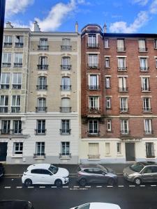 un parcheggio con auto parcheggiate di fronte agli edifici di Appartement Chill proche Paris quartier calme proximité de toutes commodités Idéal Professionels et petite famille moins 15 pourcent long séjour a Boulogne-Billancourt