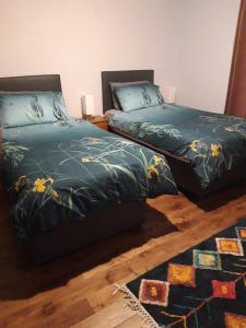 deux lits côte à côte dans une chambre dans l'établissement Institution Road, à Elgin