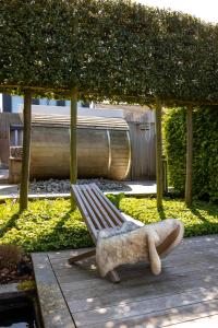 a statue of a sheep sitting on a bench at Vakantiewoning Relax Ohm in Zottegem +24 photos
