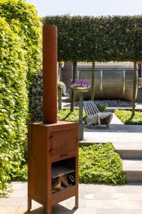 a woodburning stove in the middle of a garden at Vakantiewoning Relax Ohm in Zottegem