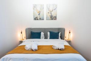 Postel nebo postele na pokoji v ubytování Hills Residence - Studio with Balcony & View