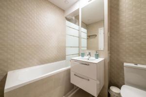 Bilik mandi di Hills Residence - Studio with Balcony & Parking +22 gambar