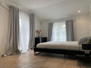 Postel nebo postele na pokoji v ubytování Villa avec piscine à Super Cannes + 35 fotografií