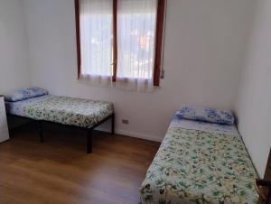 サンタ・マリネッラにあるSmile houseのベッドが2つと窓がある小さな部屋 +19枚の写真