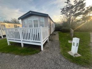ヘイスティングスにあるLuxury 3 bed swift homeの白い柵と家のある小さな家