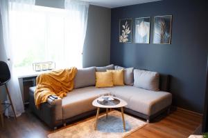 a living room with a couch and a table at Hubane 2-toaline korter in Jõhvi