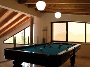 einen Billardtisch in einem Zimmer mit Fenstern in der Unterkunft Casa Da Liberdade 