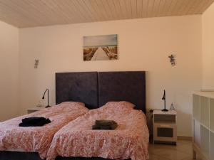 ein Schlafzimmer mit einem Bett mit einer rosa Tagesdecke in der Unterkunft Casa Da Liberdade  + 31 Fotos