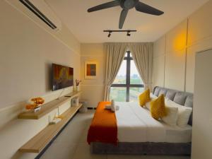 Televisyen dan/atau pusat hiburan di Neu Suites by Serenity Luxe Suites